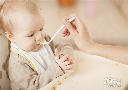 两个月的宝宝吃多少 母乳人工喂养的区别-婴儿