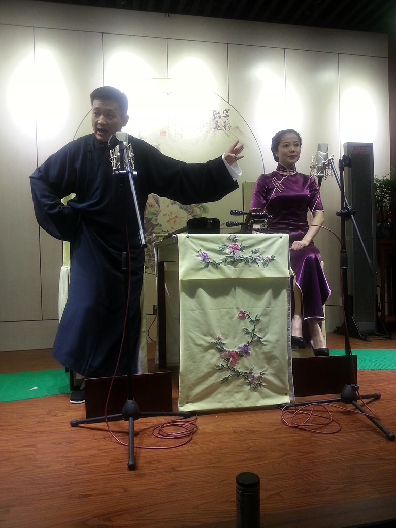 一组说书先生的书台照