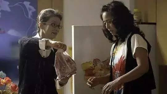 人间悲剧!两个老人一起带娃闹矛盾,奶奶一怒用菜刀水果刀杀死外