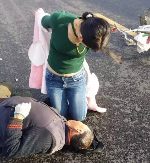 寒风中,90后姑娘在街头脱下了衣服!之后的一幕