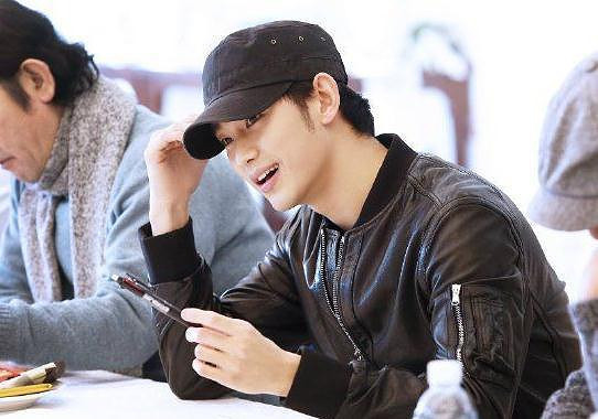 雪莉新戏搭档金秀贤 裸露床戏拒替身亲上阵