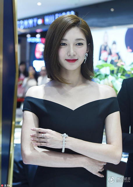 江疏影戴名贵珠宝好优雅 小露香肩秀性感