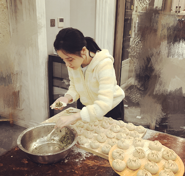 李小璐包包子手法娴熟 被赞贤惠贾乃亮有福了