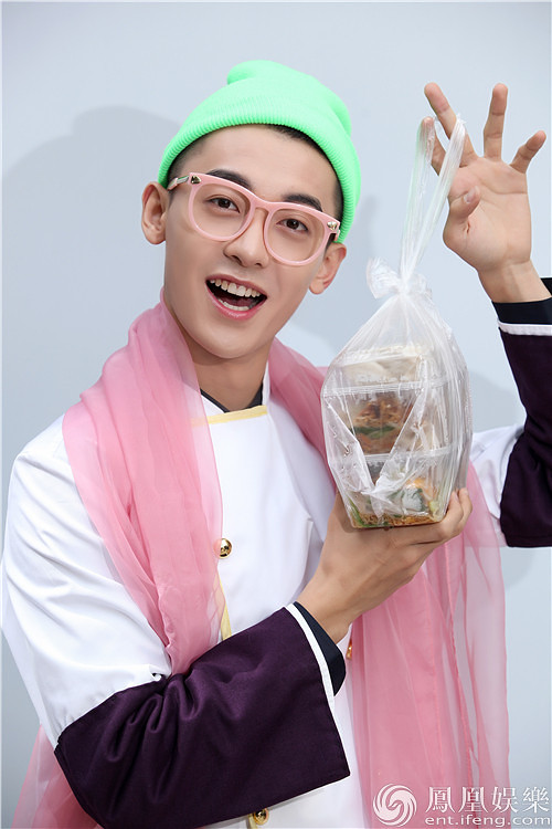 《一年级》赵志伟暖男形象突变 粉色西装镜框吓坏迷妹