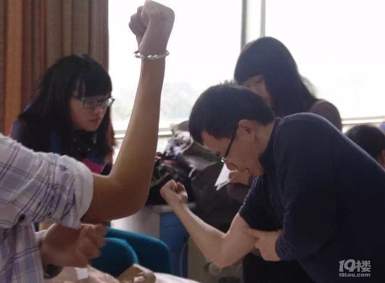 怪老师上课爱撩衣服拿自己当道具讲解剖