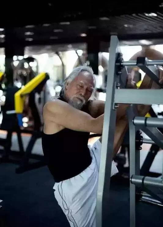 被61岁的陈道明帅到了!这才叫大叔,有啤酒肚的那叫大爷-城事-杭州19楼