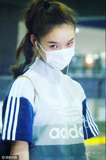 组图:林允深夜机场秀美腿 对镜头比V俏皮可爱