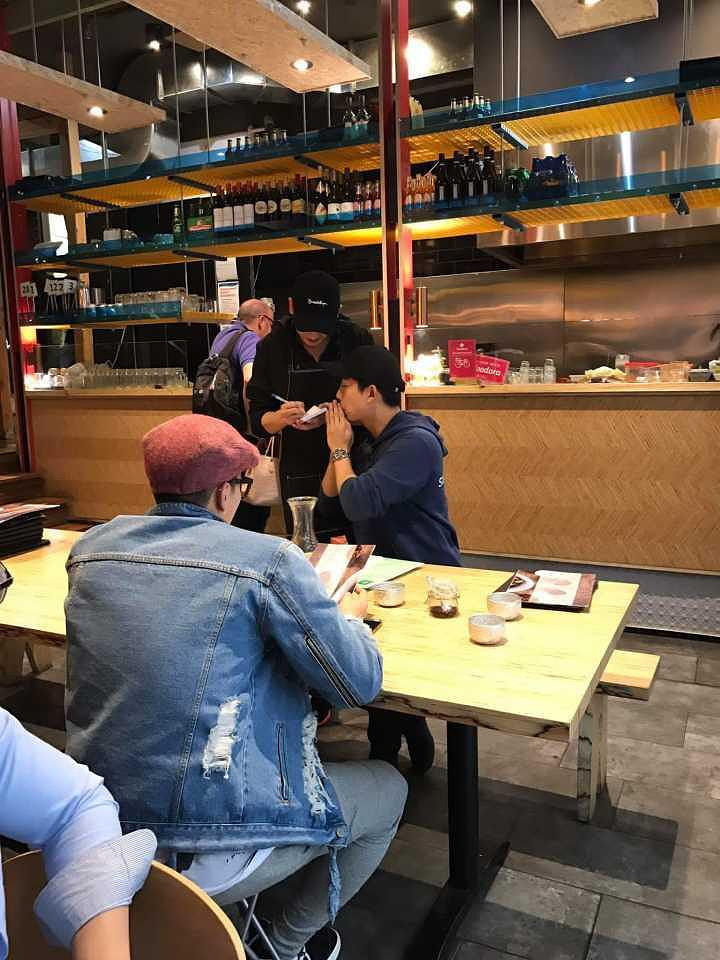 2PM成无业游民现身墨尔本街头打工