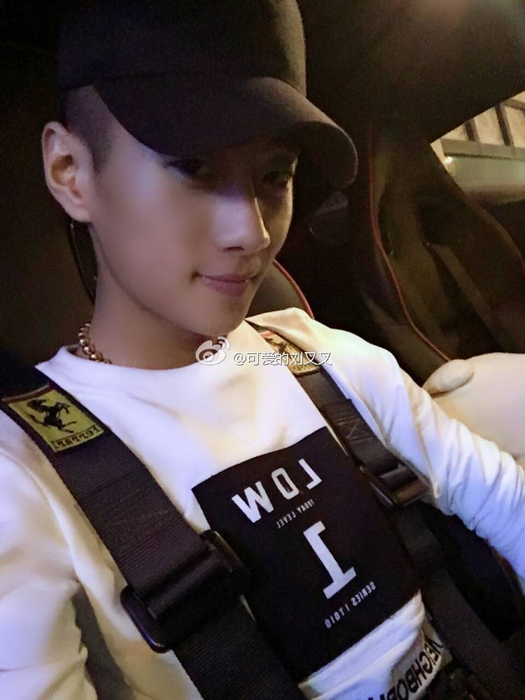 快手上俩网红直播舌吻,现在公布恋情都玩儿这