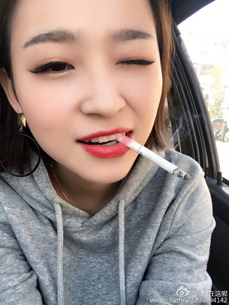 快手上俩网红直播舌吻,现在公布恋情都玩儿这