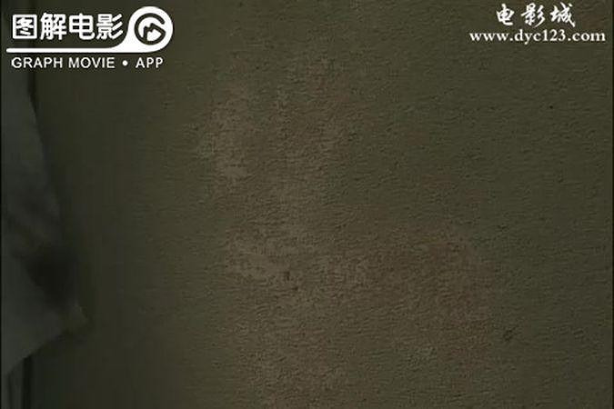 图解电影《被诅咒的学校》 学校墙壁浮现血影