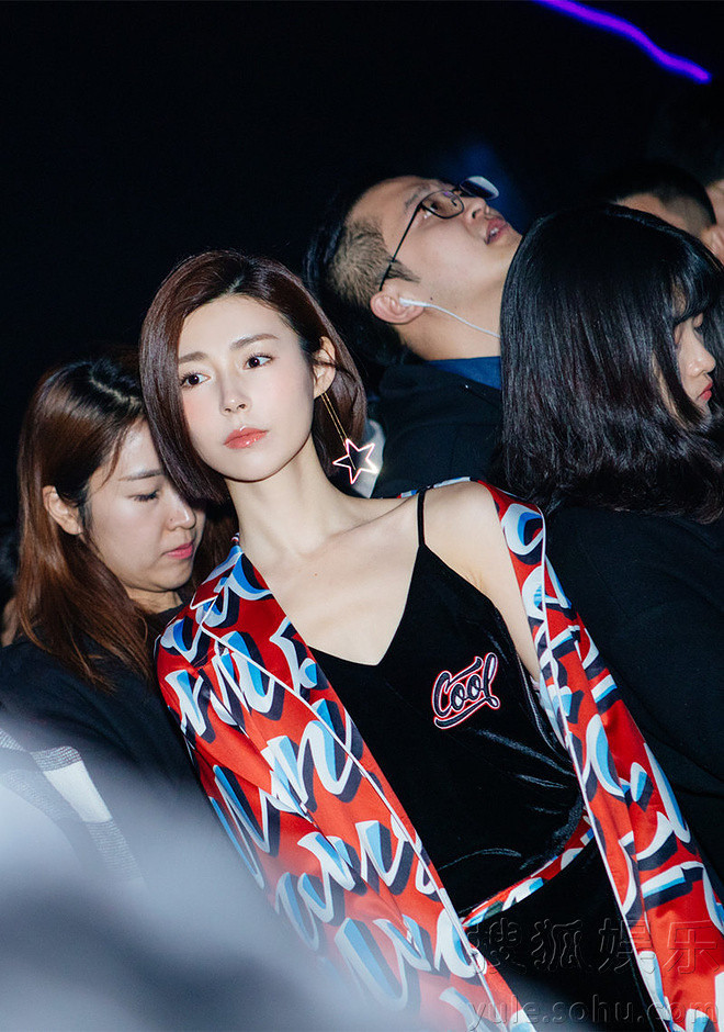 "国民姐姐"卢杉变性感酷姐 颠覆柔美冷艳撩人