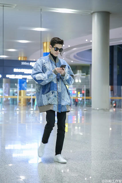 张翰亮相机场筷子腿吸睛 网友:和娜扎同款身材