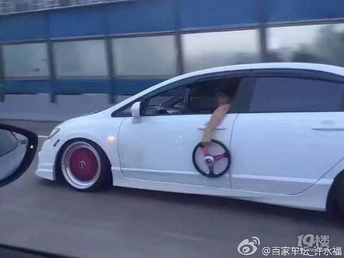 小伙被兰博基尼超车,随后掏出了个零件后附近