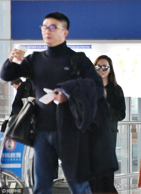 组图:张靓颖现身婚戒亮眼 紧随老公冯轲有默契