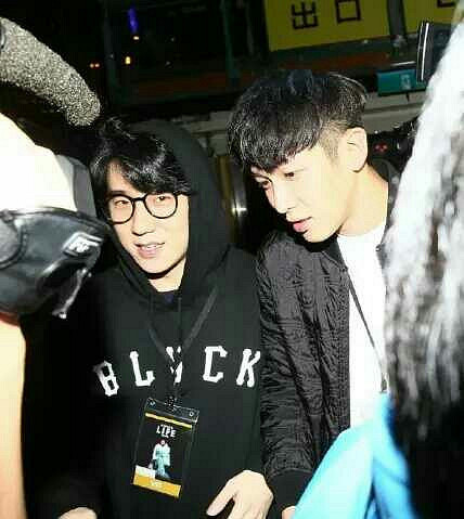 好友房祖名回复亲吻表情与他互动,疑似为朋友加油鼓劲.