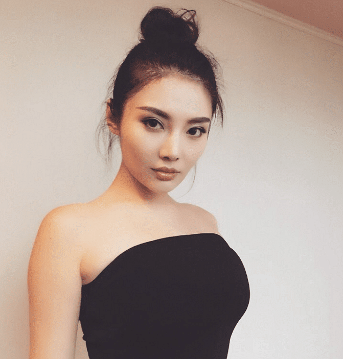 大嫂徐冬冬吃香蕉 内衣隐现上围傲人-八卦绯