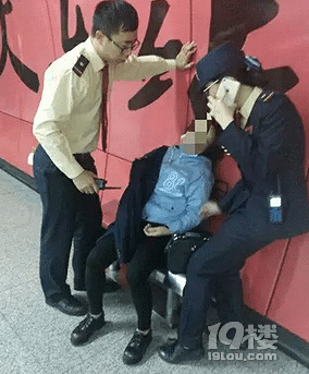广州地铁5号线一乘客晕倒 被救醒后又晕了-城