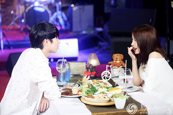 《如果爱》锦鲤夫妇献节目初吻 李菲儿撩汉惹