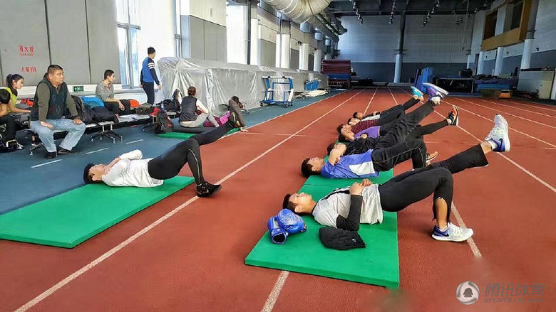 组图:张培萌冬训虐腹 搭谢震业秒变摩的司机