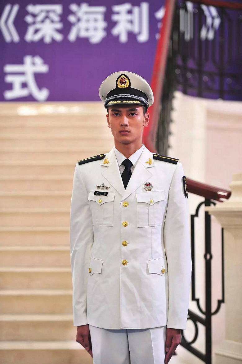 赵宝刚新剧《深海利剑》青岛开机 讲述90后潜