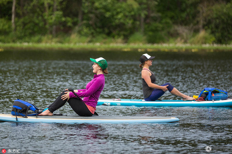 高清:水上瑜伽走红全球 浆板上做动作贴近自然