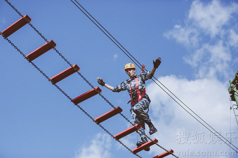 张蓝心臂力max 堪比男兵克服恐高驾飞机-大陆