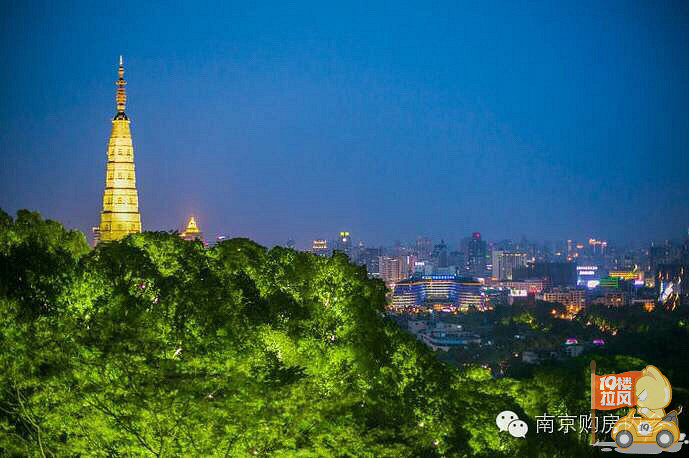 保俶塔位於寶石山東面,巍然挺秀,好似窈窕的