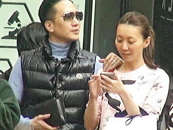 陈曼娜女儿搂老公出门扫货 开心秀婚戒-八卦绯