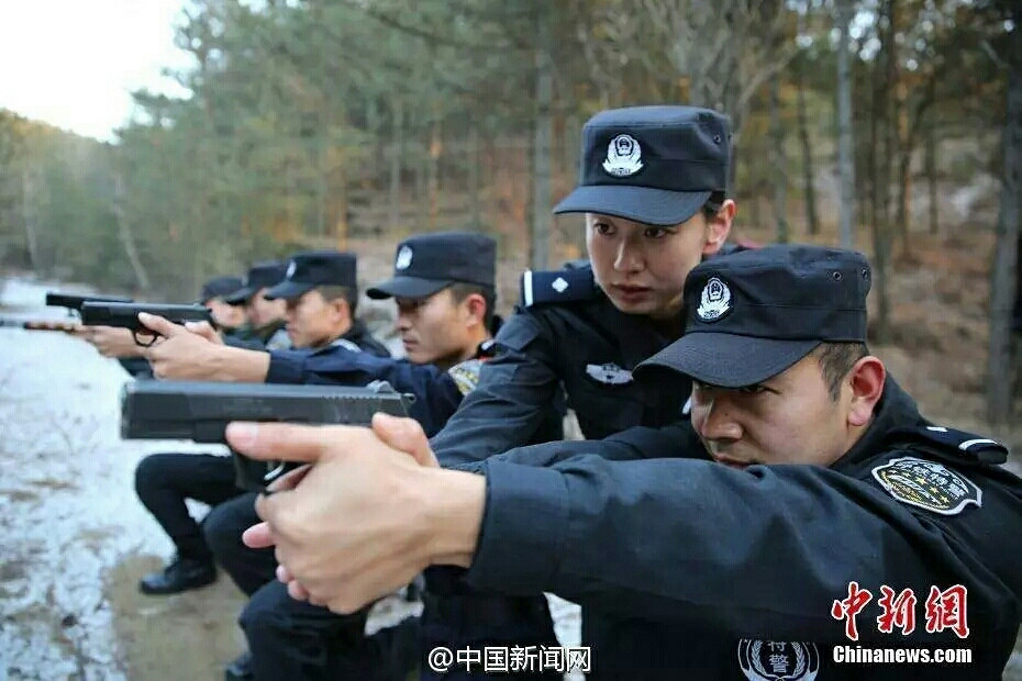 90后特警女教头教男队员打枪格斗爱美