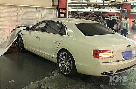 喂喂喂,你给我站住!宾利女车主的这段监