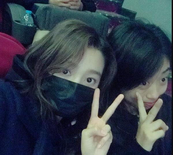 关晓彤看电影露大腿 自称向往爱情的她已哭惨