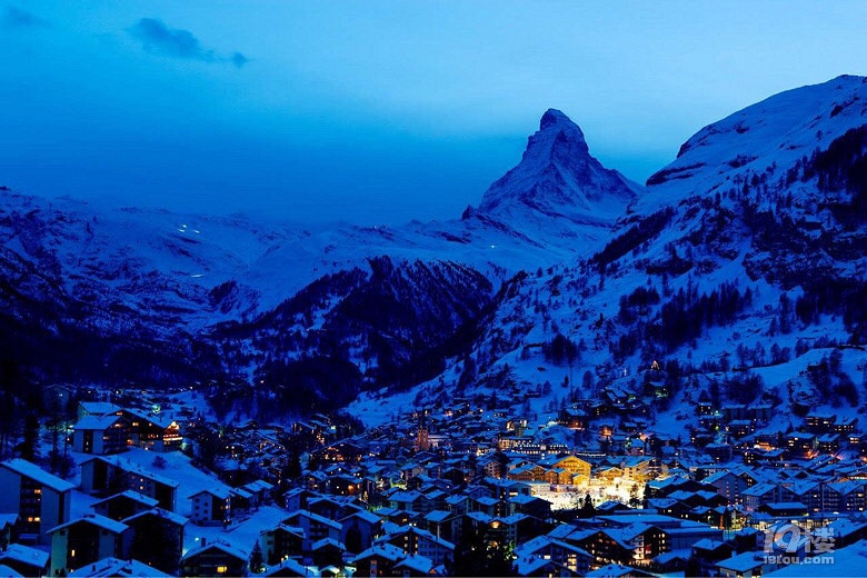 瑞士的冬季,星空雪山,小镇灯光,安静地像