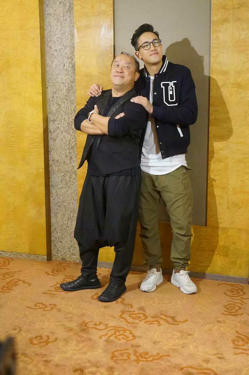 曾志伟儿子车上疯癫甩身 路边下车当街打滚