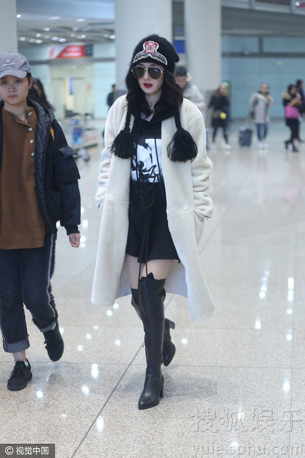 杨幂穿高筒靴走出气势 撩裙露白腿玩下衣失踪