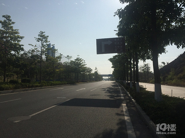 情侣骑摩托未戴头盔遭协警狂追 女子昏迷不醒