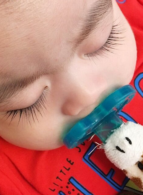 林志颖儿子的长睫毛 都不能用逆天形容了-八卦