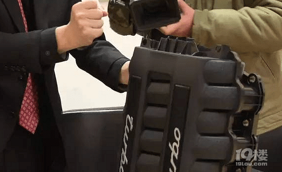 近300万的保时捷开到4s店做保养 结果当众自爆