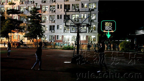 张艺兴在宿舍楼下打篮球!网友跪求:来我学校-八