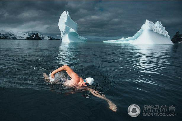 运动员南极冰水中游泳 呼吁保护海洋环境(图)-