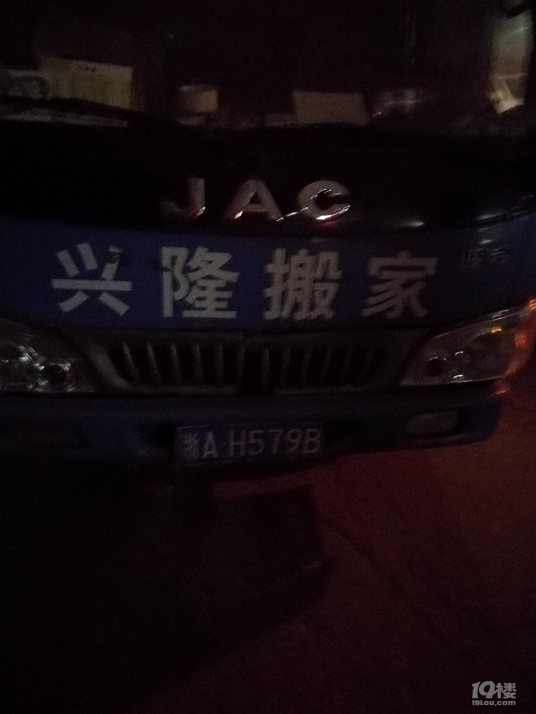 海潮路興隆路口車輛違停到四岔路口來堵路了,勞煩交警大大嚴懲