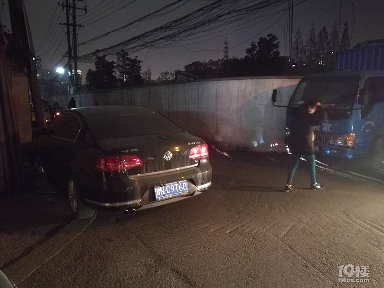 海潮路興隆路口車輛違停到四岔路口來堵路了,勞煩交警大大嚴懲