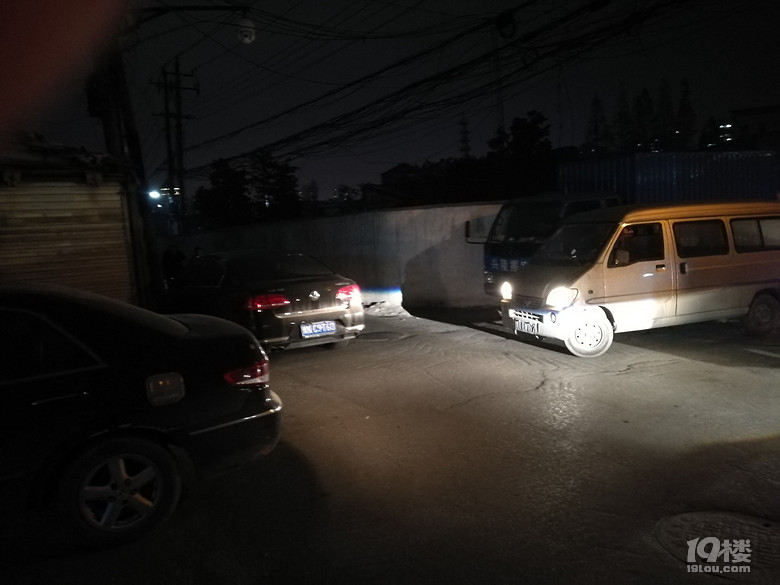 海潮路興隆路口車輛違停到四岔路口來堵路了,勞煩交警大大嚴懲