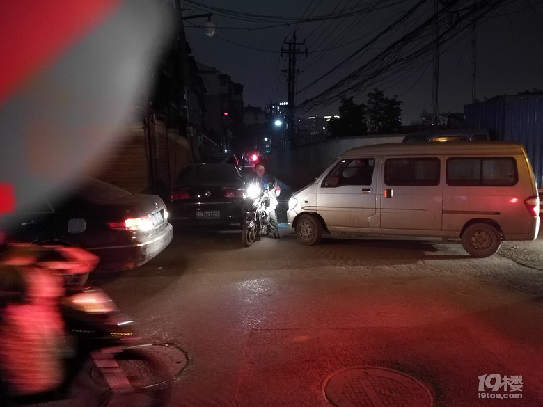 海潮路興隆路口車輛違停到四岔路口來堵路了,勞煩交警大大嚴懲