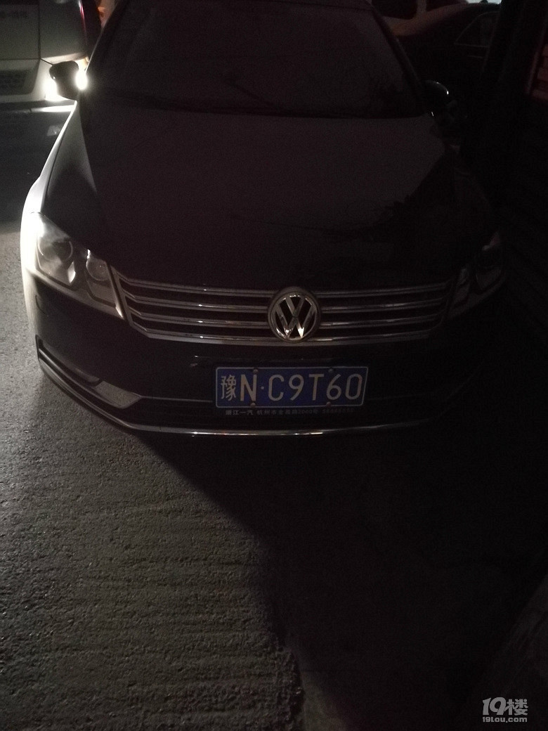 海潮路興隆路口車輛違停到四岔路口來堵路了,勞煩交警大大嚴懲