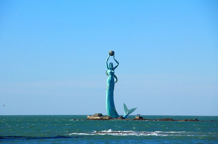 是营口及辽东湾经济区联系世界的门户,有"渤海明珠"之称.