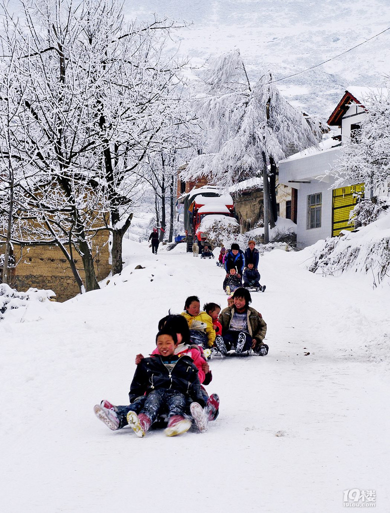 元旦去雪乡，玩篝火，打雪仗，堆雪人，滑雪，溜冰