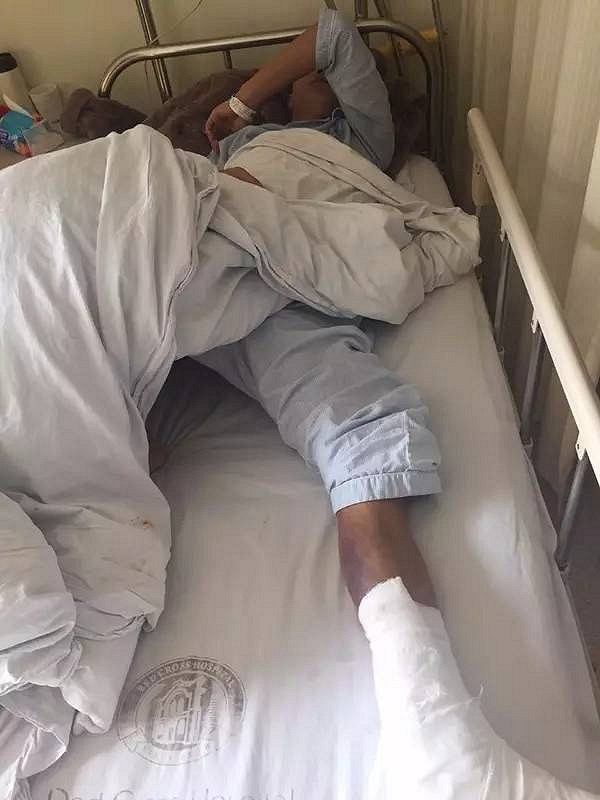 病床上的南师傅脚踝刚动过手术不久