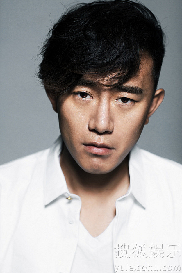 康杰大秀健硕身材 眼神杀man帅吸睛