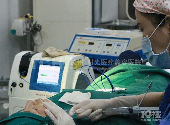 谁说40岁的女人豆腐渣？她40岁+ 却美成了20 岁！